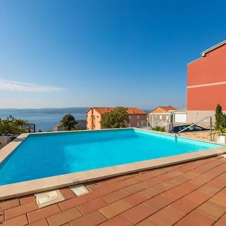 Schoene In Mit Terrasse Und Gemeinschaftlichem Pool Apartman