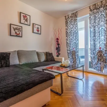 Schoene In Mit Terrasse Und Gemeinschaftlichem Pool *
