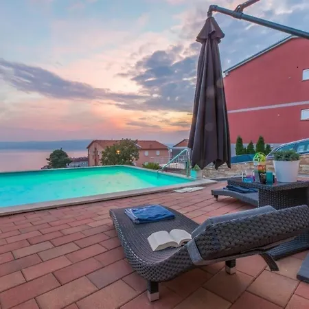 Schoene In Mit Terrasse Und Gemeinschaftlichem Pool Crikvenica