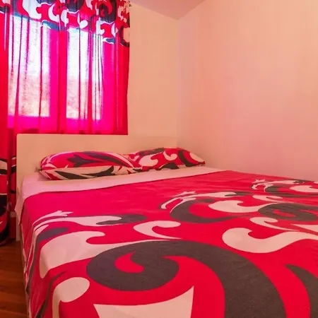 Schoene In Mit Terrasse Und Gemeinschaftlichem Pool Apartman *