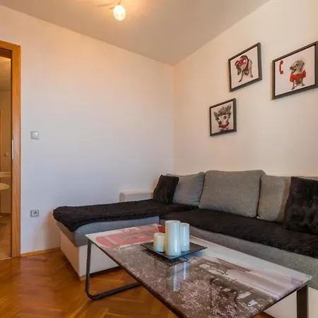 Schoene In Mit Terrasse Und Gemeinschaftlichem Pool Apartman